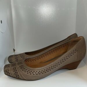 Clarks Artisan Ryla Castle Perforated Leather Wedge Pumps Women’s 10